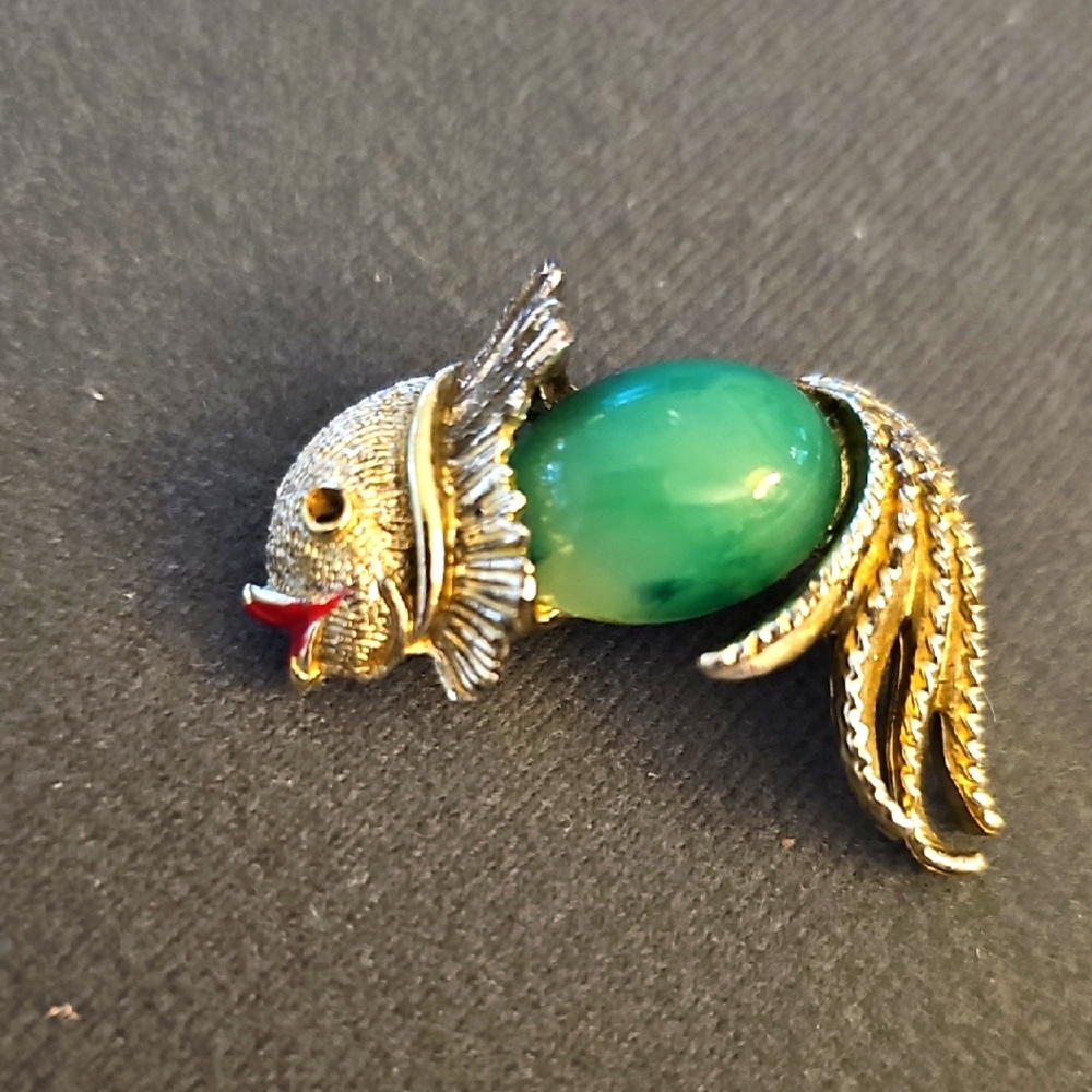 Elegant Jell Bellie Fish Brooch with Green and Gold Accents Pin‎